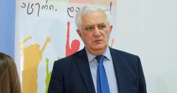 ”შეგრცხვეთ! კაცს ერთი შვილი დაღუპული ყავს, მეორეს კი ეს საშინელი ვირუსი შეხვდა, მე მრცხვენია თქვენს მაგივრად…”