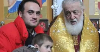 “ფქვილით დატვირთულ მანქანას გამოყოლილი ბიჭი უწმინდესმა აღზარდა..” – ნახეთ დღეს ის მსოფლიოში წარმატებული მომღერალია